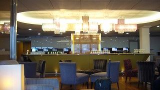 ファーストラウンジも併設。日本語新聞もあり