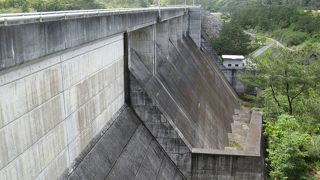 ロックフィルと重力式コンクリートを複合したダム