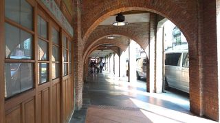 レンガ造りの街並みに趣を感じる