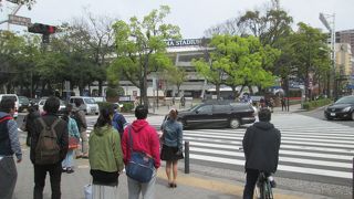 南口改札を出るとスタジアム