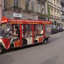 観光カートがたくさん走る