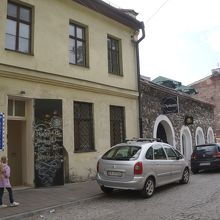 新しい建物と古い建物が混じる