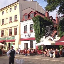 ユダヤ教食のレストランが並ぶ一帯。