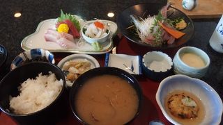 大きな生簀の魚料理店！