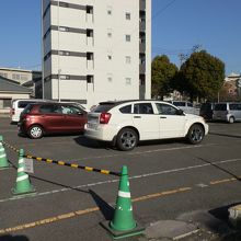 誕生之地の石碑の裏は駐車場になっていました。