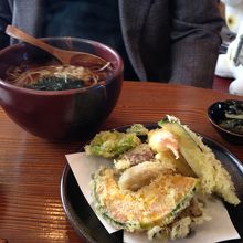 同行者が食べた温かい天ぷら蕎麦
