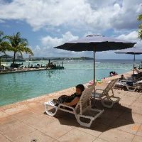 プールサイドでの日光浴はお肌に良くないけれど止められぬ！