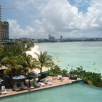 リーフのプール＆アウトリガーshopping mallを望む