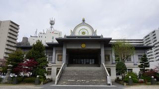 築地本願寺とよく似たインド様式ですね