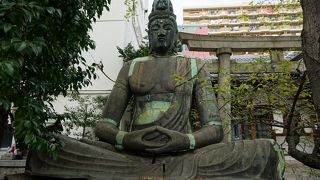 本堂の脇に銅製の大日如来像