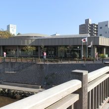 甲突川に架かる南洲橋です。