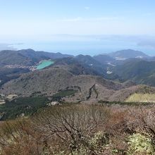 妙見岳からの雲仙温泉、橘湾。