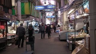 見る、買う、食べる良しの近江町市場