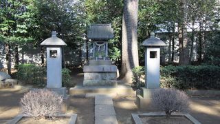 洗足池公園の勝海舟夫婦のお墓の隣にあります