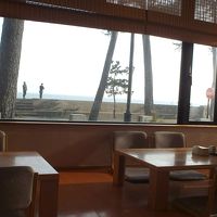 １階の朝食会場。窓越しに海岸沿いの堤防