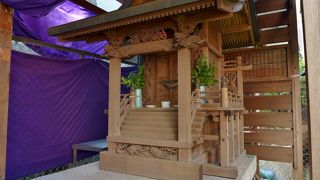 ビルに囲まれた傾斜地にある小さな神社です