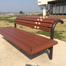 イボイボ付きのベンチ