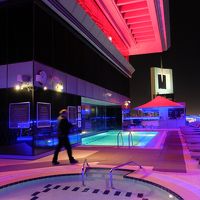 夜のルーフトップのプールサイド