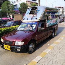 セントラルプラザ前に停車している7番ソンテウ