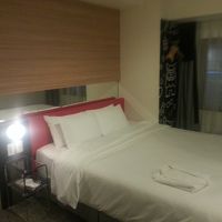 枕元にコンセントがあります。