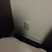 ベッドサイドにコンセントもあります。