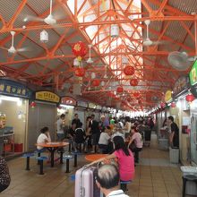 活気あふれる店内