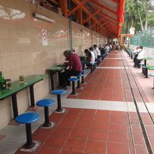 一人なら外のイートインスペースの方が落ち着くかも。暑いけど。