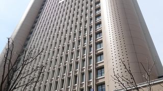 駿河台にそびえる