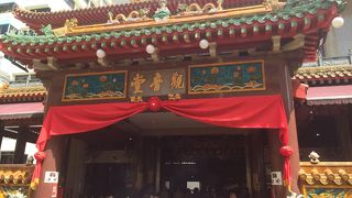 参拝者でとても混雑しています