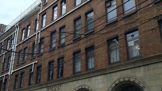 ロマネスク様式のビルディング