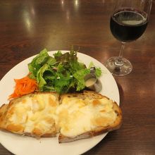 赤ワインと4種のチーズのパン。