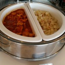 焼きそばのほかにホットミールが増えていました