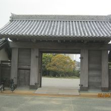 公園の東側の入り口にある「鷲の門」です。