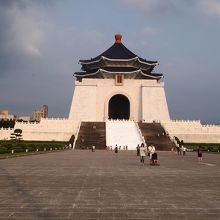 左右対称の立派な紀念堂