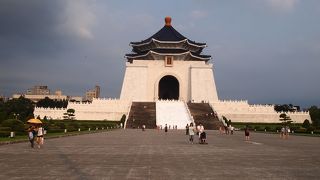 立派な広場と建物を見学