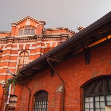 れんが造りのレトロな建物