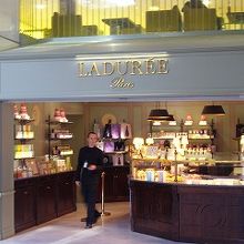 CDG空港。ターミナル2EゲートKの店舗。