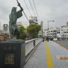 男おどりの彫刻があります。