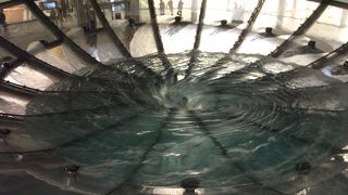 願い事をする泉