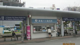 JR徳島駅前で東のほうにあります。