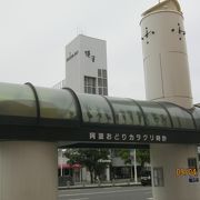 バス停留場の建物の一部です。