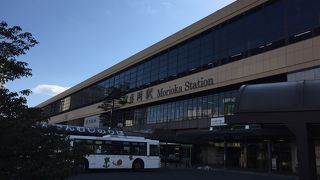 思いのほかコンパクトな駅前