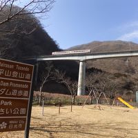 遊歩道から、電車が見えますね〜