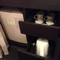 ミニ冷蔵庫とお湯を沸かせるポット有り