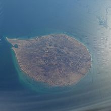 ドバイ→マナーマの途中で見えたしずく型の島