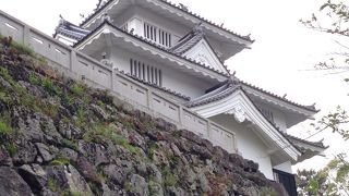 豊川沿いに建つ