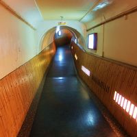 長い地下トンネルを通って別館へ