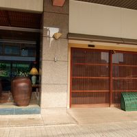 ホテルの入口は引き戸ですてき