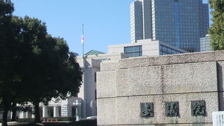 弔旗・半旗の例を求めて国会議事堂等、東京都内の公的機関を廻りました。