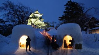 模擬天守が建つ。